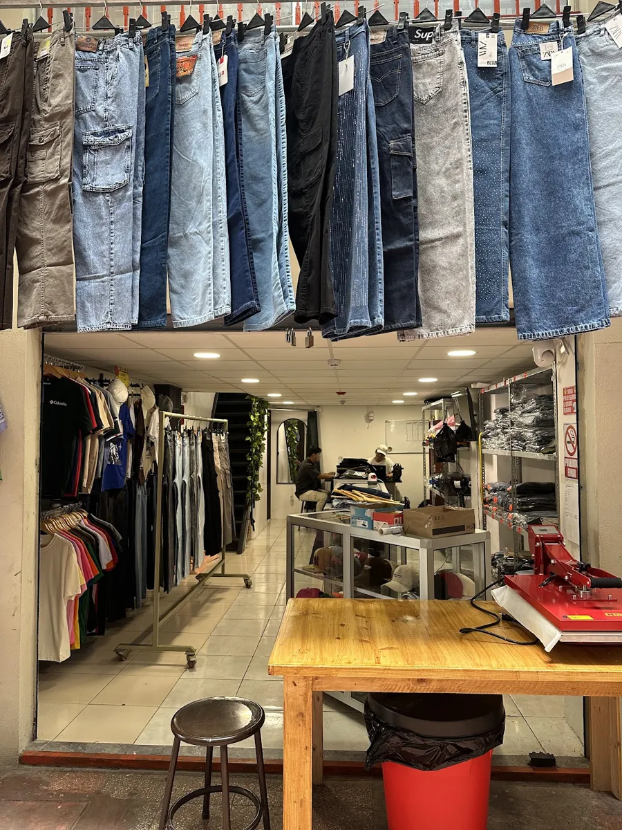 Interior de BonillaLab con la prensa de estampado DTF