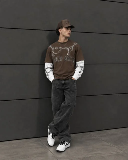 Look urbano con camibuso de cadenas y gorra bordada