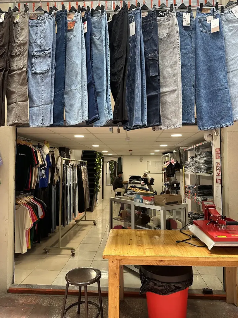 Interior de BonillaLab con la prensa de estampado DTF